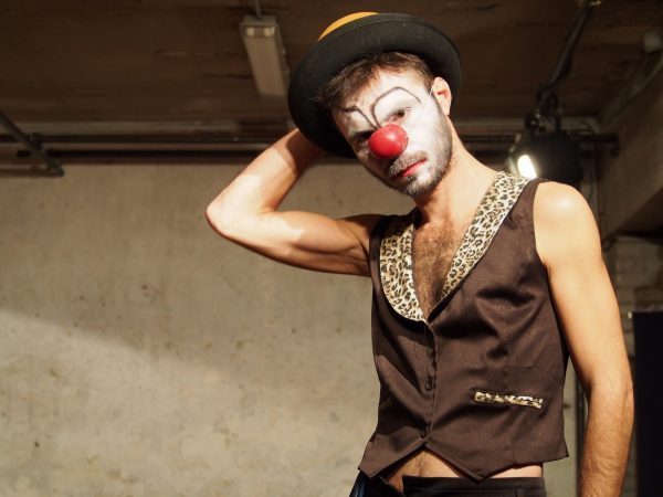 un clown au chapeau